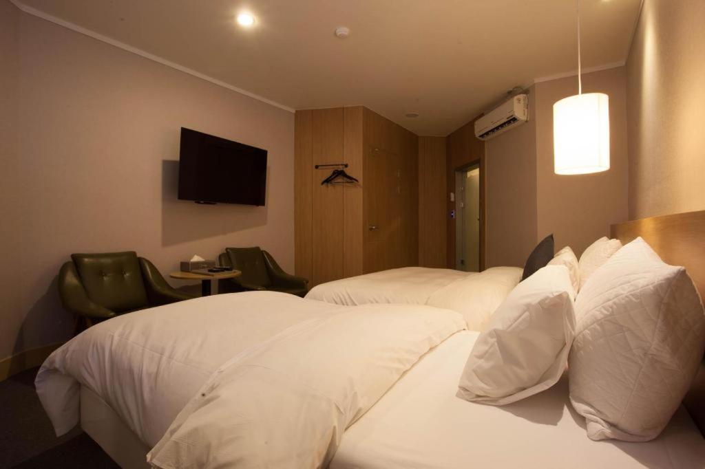 Centralperson Pyeongtaek Hotel Eksteriør billede